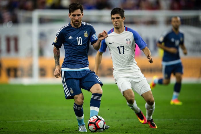 Argentina and the USA in the 2016 Copa America Centenario semifinals